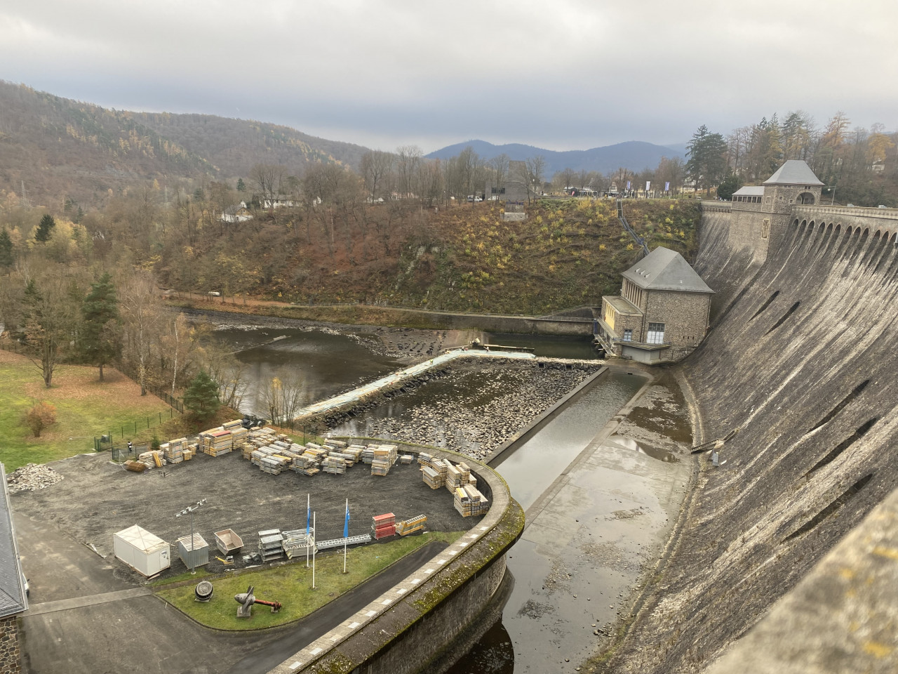 November 2025
Baustelle 
